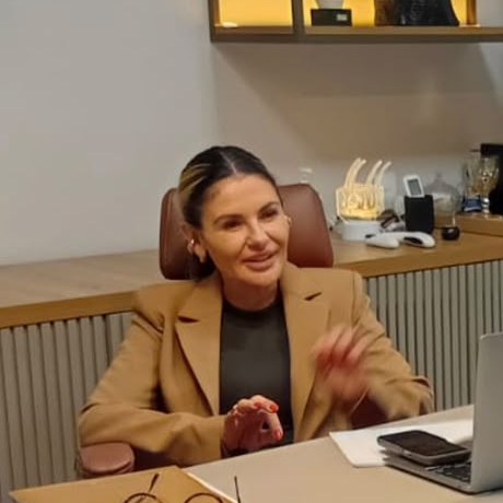 Dra. Carolina Marchetti durante uma consulta